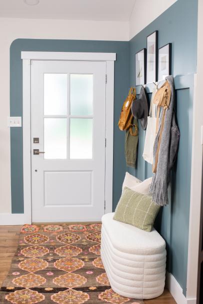 Accent online wall entryway
